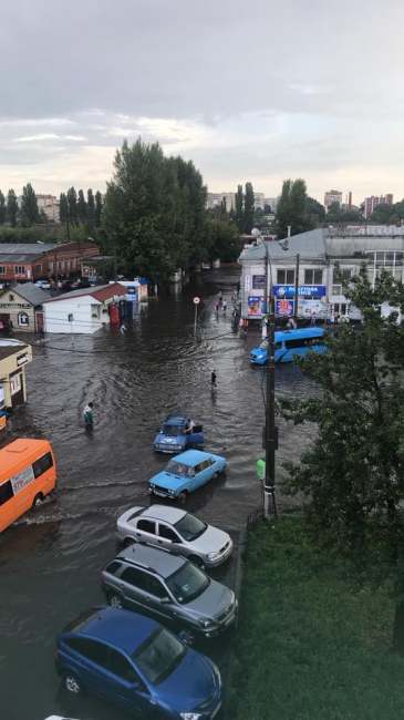 "Венеция": в сети показали, как Хмельницкий практически ушел под воду после ливня (фото, видео)