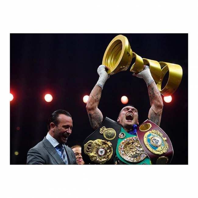 "Чемпион, гордость, легенда!": победоносный бой Усика в Москве вызвал фурор в сети