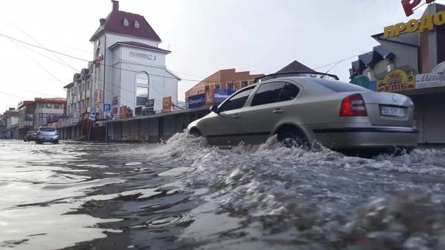 "Венеция": в сети показали, как Хмельницкий практически ушел под воду после ливня (фото, видео)