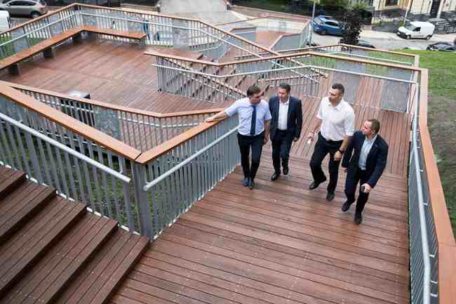 В Киеве после реконструкции открыли ступеньки на Пейзажную аллею (фото)