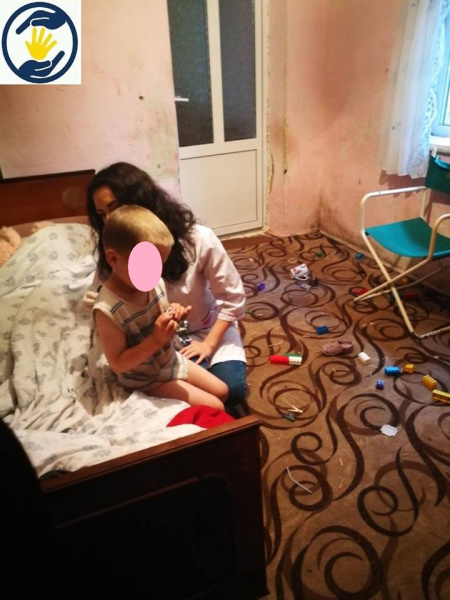 "В такие моменты рвется душа": 5-летнего голодающего сына пьяной матери забрали в детдом