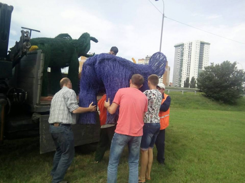 У Києві на Одеській площі оселилася сім'я слонів