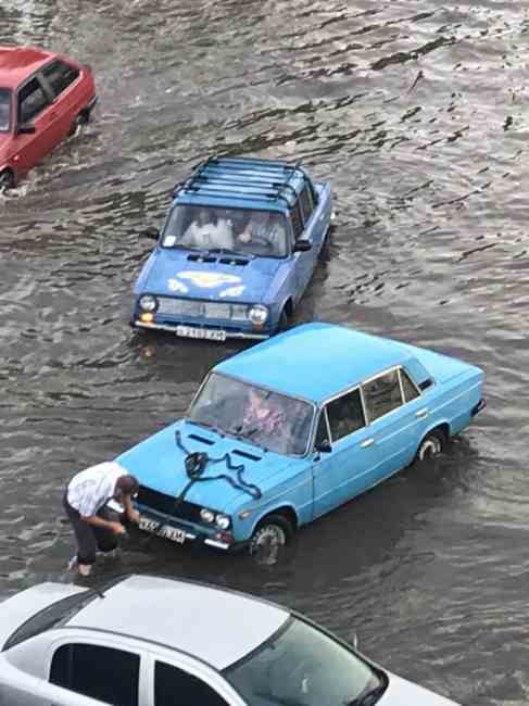 "Венеция": в сети показали, как Хмельницкий практически ушел под воду после ливня (фото, видео)