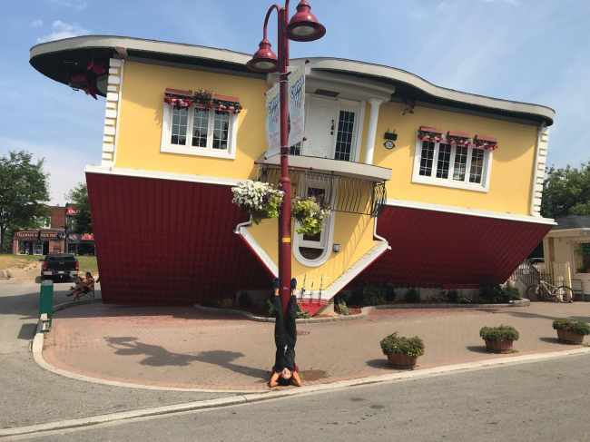 "Удивлению местных жителей не было предела": украинская певица показала трюк в центре Торонто