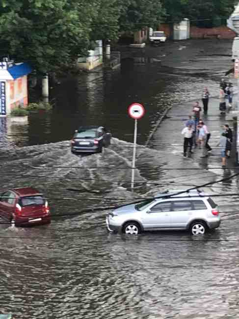 "Венеция": в сети показали, как Хмельницкий практически ушел под воду после ливня (фото, видео)