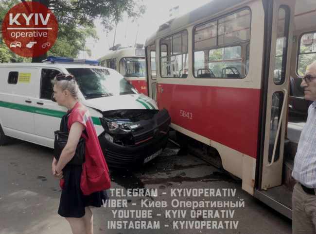 "Хотели оплатить проезд": в Киеве инкассаторы пытались подвинуть трамвай (фото)