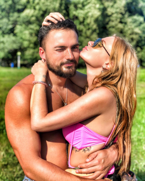 "Ніби заміж видавали": Слава з "НеАнгелів" поділилася зворушливим моментом з життя (фото)