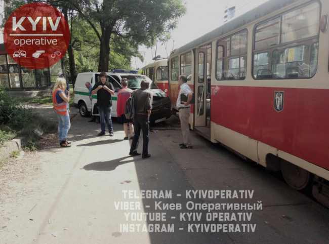 "Хотели оплатить проезд": в Киеве инкассаторы пытались подвинуть трамвай (фото)