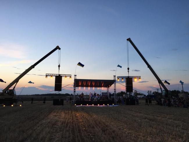 &quot;Наш с тобой рок-н-рольный фронт&quot;: Бумбокс провели акцию на границе с Крымом (фото, видео)