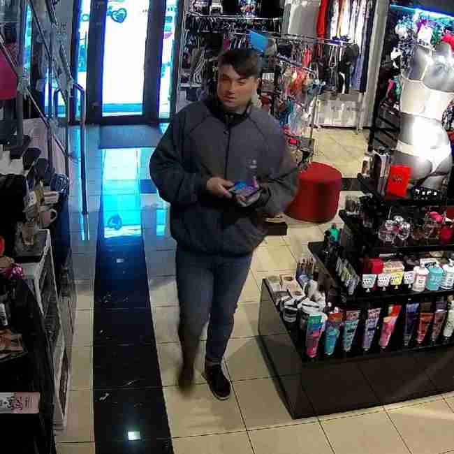 "Відібрав у дочки гроші": у Києві розшукують небезпечного грабіжника (фото)