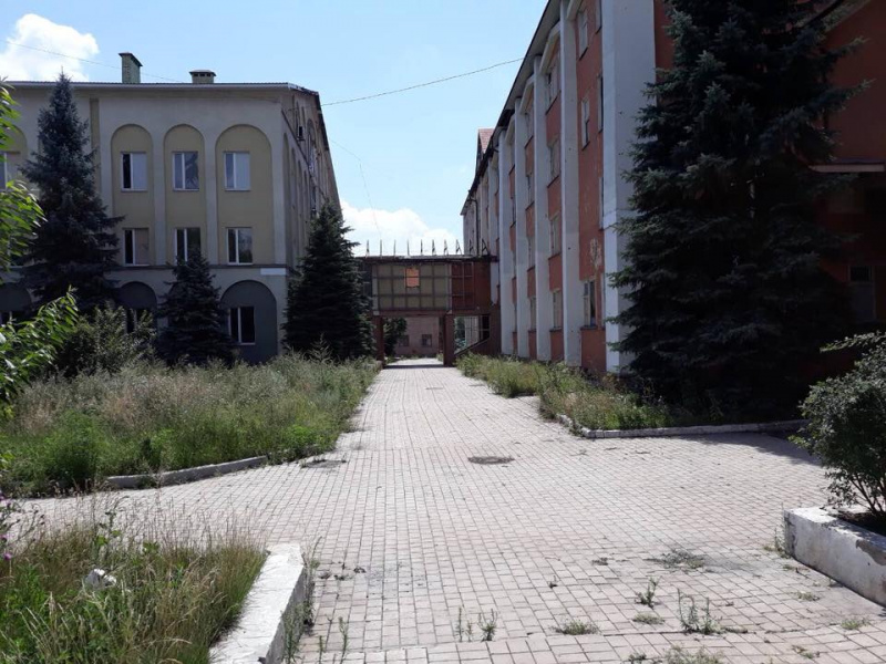 "Вперед в прошлое": в сети показали, во что оккупанты превратили вуз в Донецке (фото)