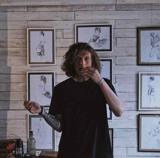 Молодой украинский певец выпал из окна: артист в реанимации