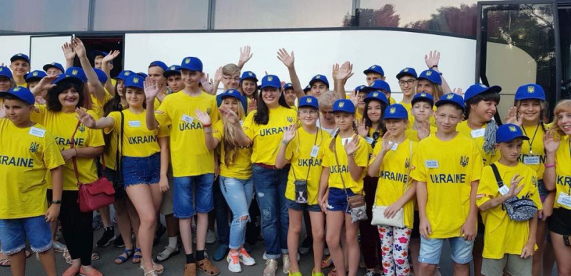 Назревает скандал: вместо детей-сирот из Украины на отдых в Европу отправили детей мажоров (фото)