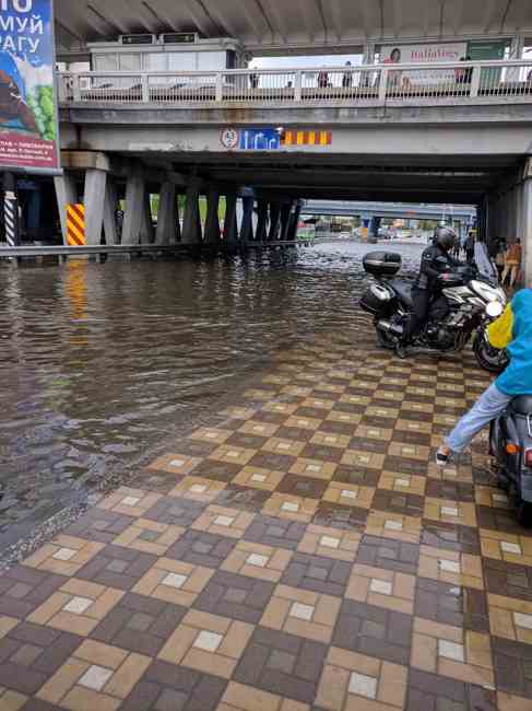 "Вид на море с офиса": в сети обсуждают потоп в Киеве (фото, видео)