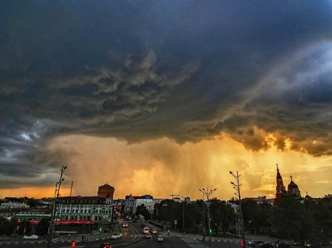 &quot;Ух, какой кадр!&quot; Сеть поразил фантастический снимок дождя в Харькове