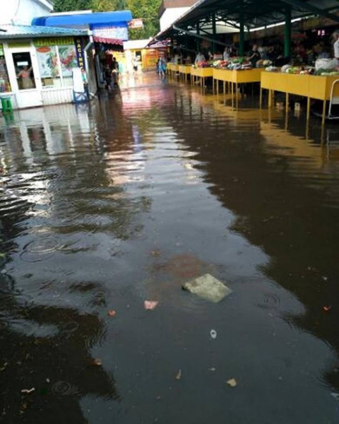 Надо было лодку покупать: в Украине еще один город ушел под воду