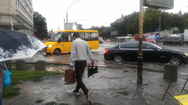 &quot;Проблема больших городов&quot;: эксперт назвал способ, как справиться с масштабными потопами в Киеве