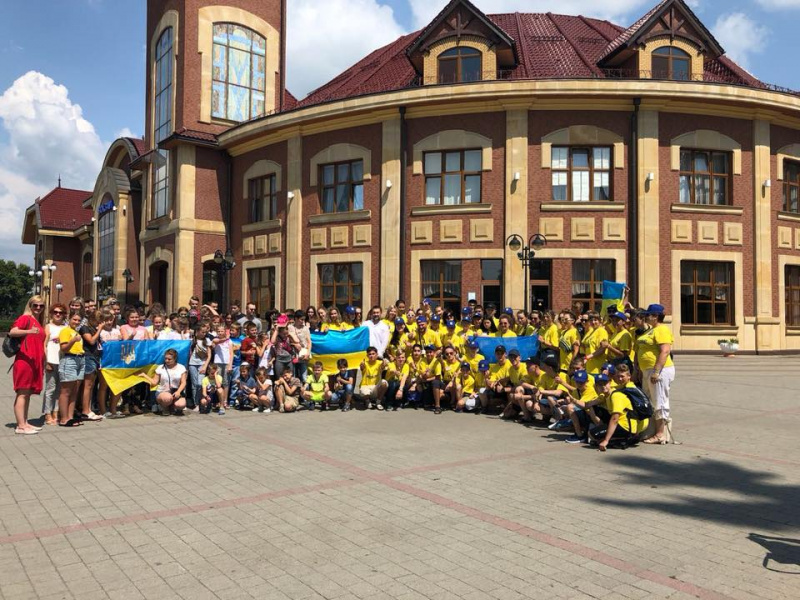 Назревает скандал: вместо детей-сирот из Украины на отдых в Европу отправили детей мажоров (фото)