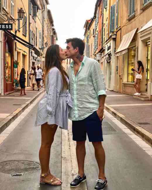 &quot;100% беременна&quot;: Регина Тодоренко перестала скрывать округлившийся животик (фото)