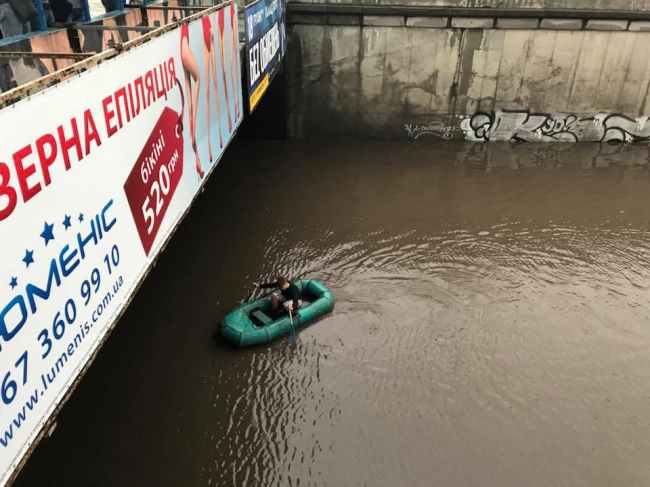 &quot;К наплыву туристов готовы&quot;: в сети показали мужчину, который передвигался на лодке после ливня в Киеве
