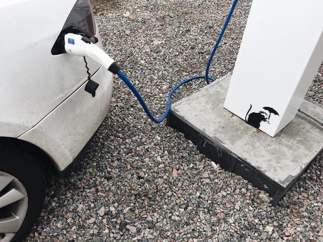 Это Бэнкси? В Киеве заметили граффити знаменитого художника (фото)