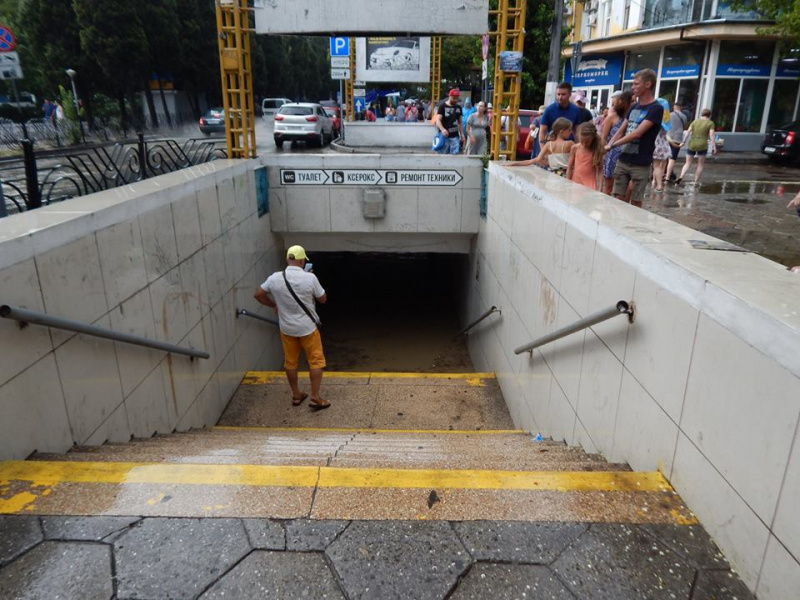 &quot;Теперь все жилье в первой береговой линии&quot;: в Крыму из-за дождей затопило несколько городов