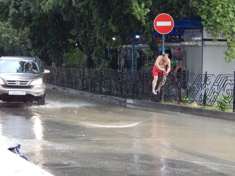 &quot;Теперь все жилье в первой береговой линии&quot;: в Крыму из-за дождей затопило несколько городов