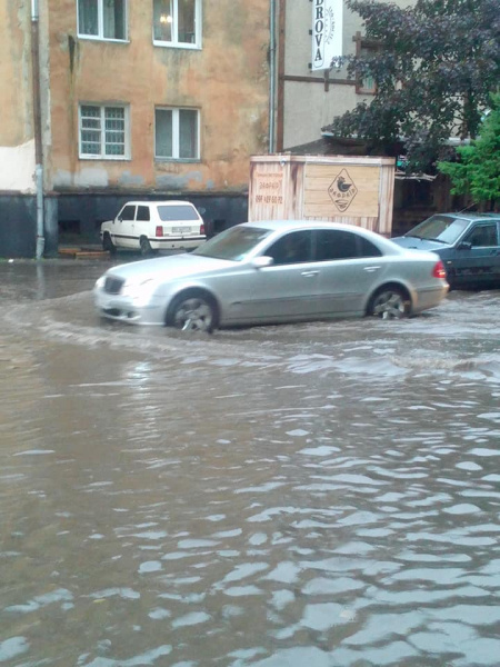 &quot;Нам бы еще какой-то вулкан&quot;: Львов затопило мутной водой после ливня