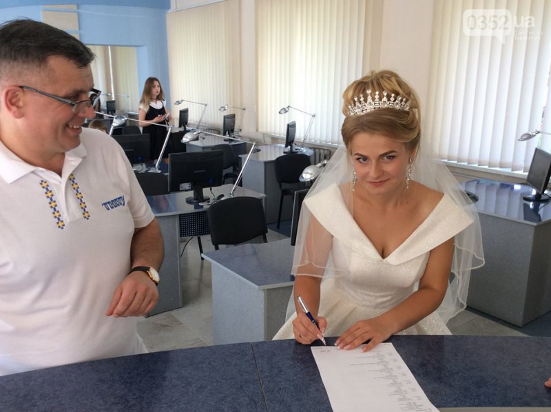 На іспит в весільному платті: абітурієнтка здивувала викладачів дивним вбранням