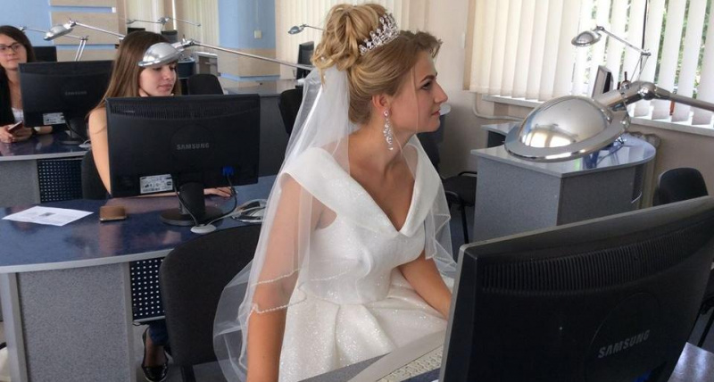 На іспит в весільному платті: абітурієнтка здивувала викладачів дивним вбранням