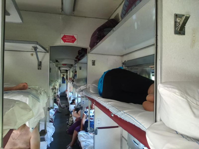 "Весь день на солнце": в сети рассказали об ужасных условиях в поезде "Укрзализныци" (фото)
