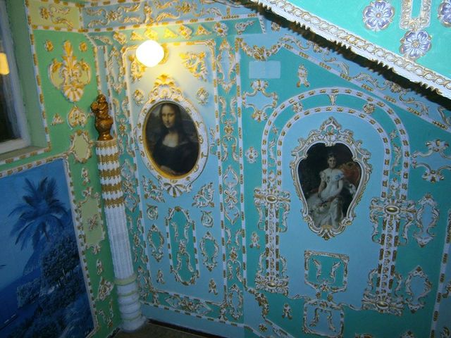 Почти Версаль: в Киеве пенсионер превратил подъезд дома в настоящий музей