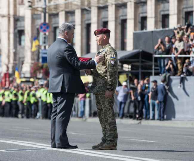 День Независимости 2018: во время парада украинские бойцы и их семьи получили высокие награды