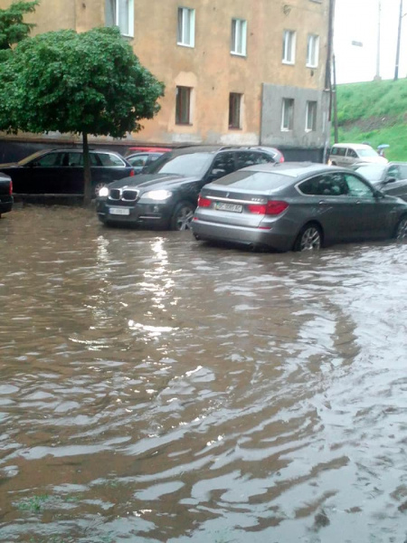 &quot;Нам бы еще какой-то вулкан&quot;: Львов затопило мутной водой после ливня