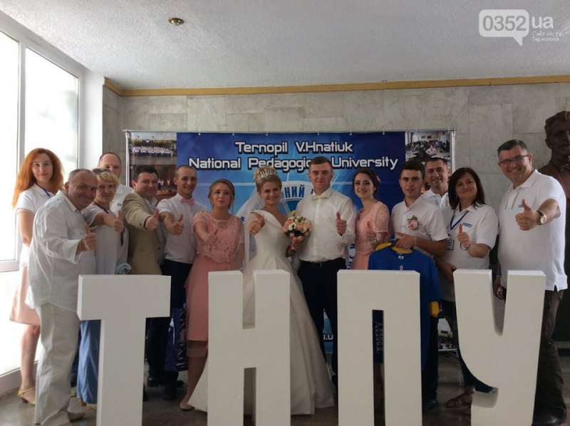 На іспит в весільному платті: абітурієнтка здивувала викладачів дивним вбранням