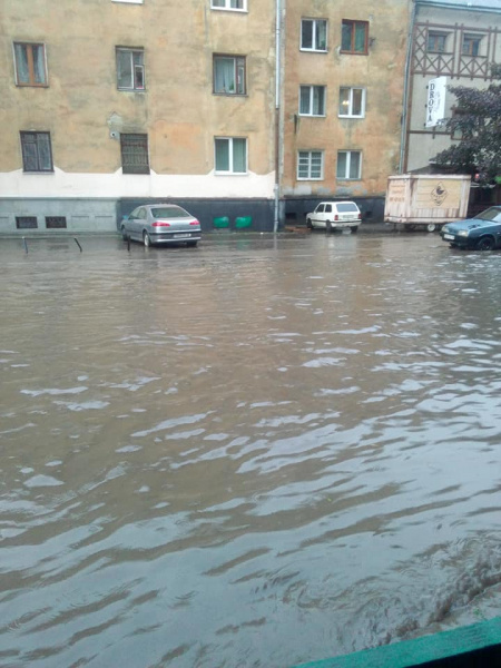 &quot;Нам бы еще какой-то вулкан&quot;: Львов затопило мутной водой после ливня