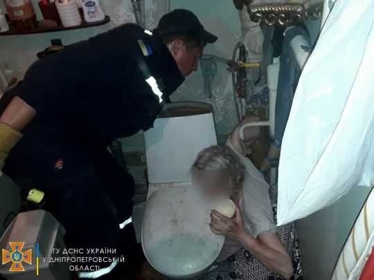 У Дніпрі жінка стала "заручницею" в туалеті: на допомогу прийшли рятувальники