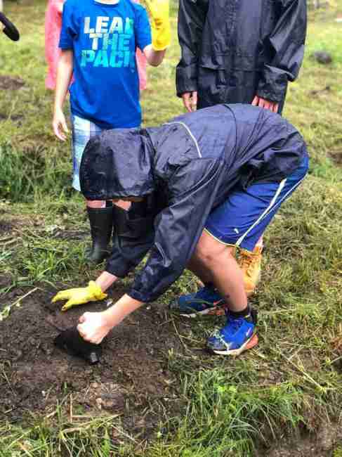 "Мусор, шприцы и пустые бутылки": делегацию из США шокировали места убийств евреев в Украине (фото)