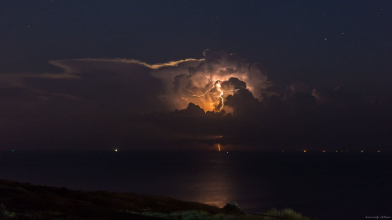 В сети показали фантастические кадры грозы в Одессе (фото)