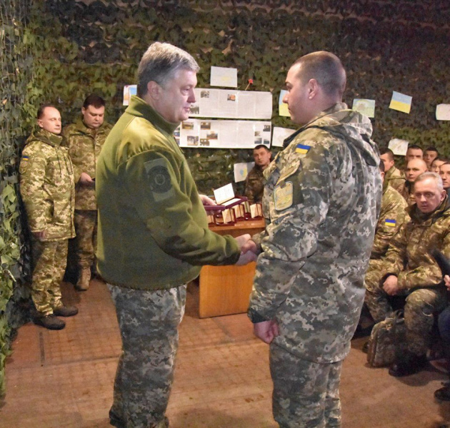 Порошенко вручив нагороди бійцям, які повертали українські села в Луганській області