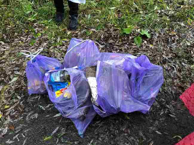 "Мусор, шприцы и пустые бутылки": делегацию из США шокировали места убийств евреев в Украине (фото)