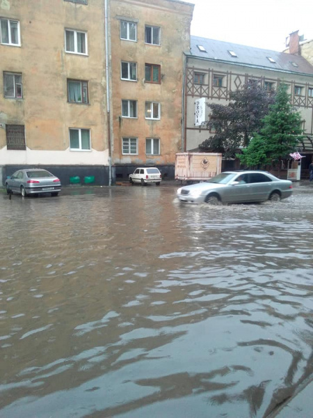 &quot;Нам бы еще какой-то вулкан&quot;: Львов затопило мутной водой после ливня