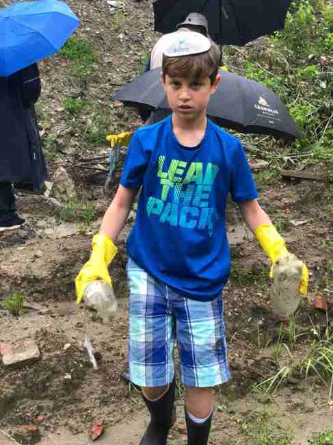 "Мусор, шприцы и пустые бутылки": делегацию из США шокировали места убийств евреев в Украине (фото)