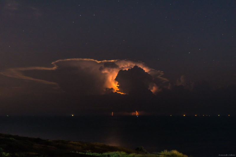 В сети показали фантастические кадры грозы в Одессе (фото)