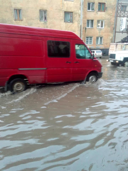 &quot;Нам бы еще какой-то вулкан&quot;: Львов затопило мутной водой после ливня