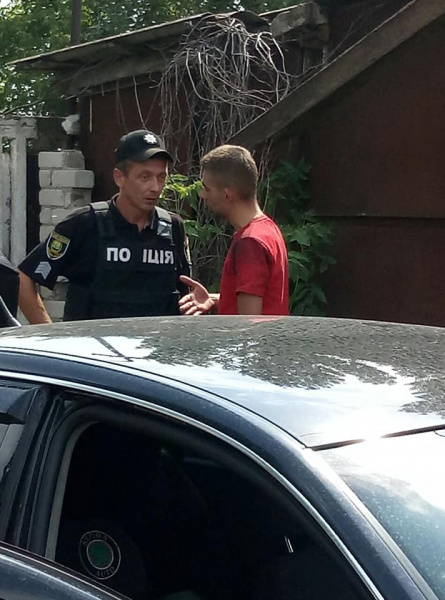 "Две бухие мрази": в Мариуполе "украинские военные" катались пьяными на авто "ДНР" (фото)