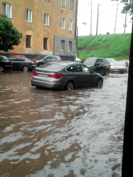 &quot;Нам бы еще какой-то вулкан&quot;: Львов затопило мутной водой после ливня