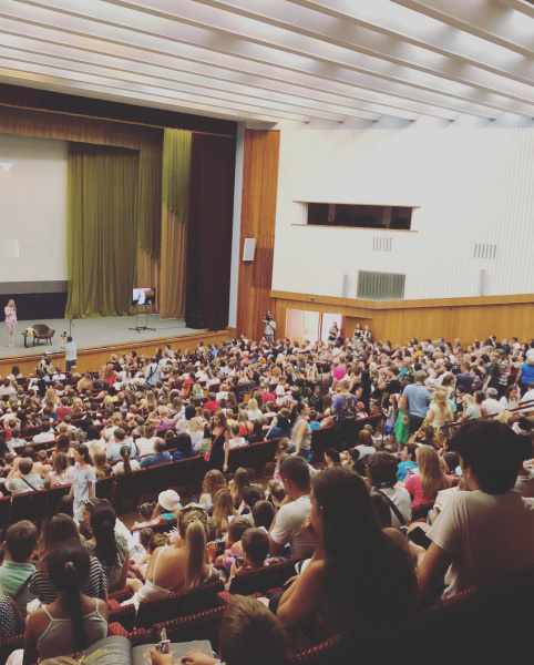 "Вот мы и встретились": Оля Фреймут презентовала книгу для детей в Днепре (фото)