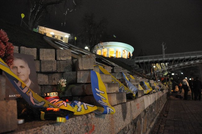 В Киеве на Аллее Героев Небесной Сотни появились рождественские детали