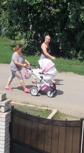 "Ногой – в живот, рукой – в горло": под Одессой избили многодетную мать (фото)